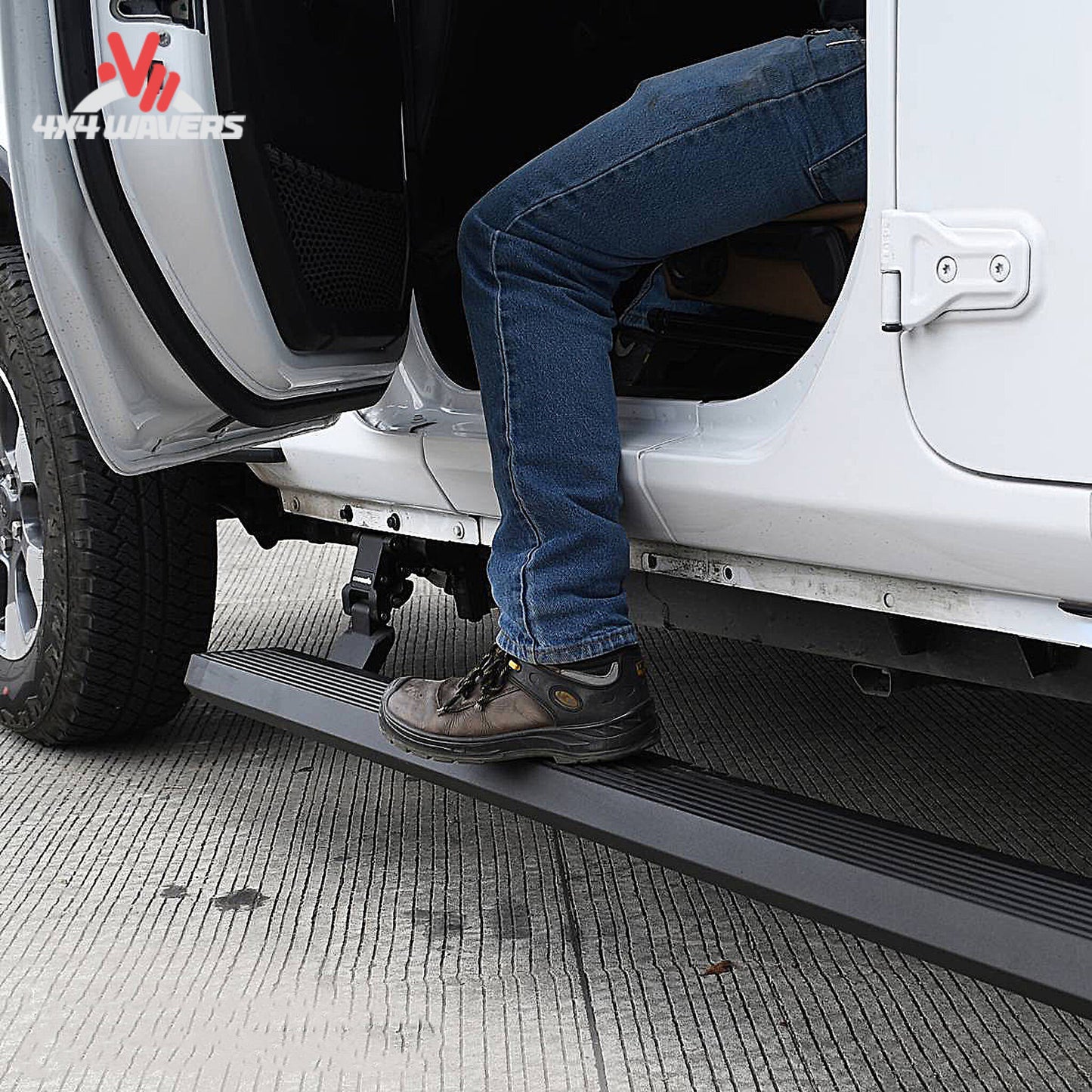 alt
Tablas laterales eléctricas Go Rhino E1 instaladas en un Jeep Wrangler JL de 2 puertas 2018-2024, mostrando el despliegue automático del estribo.