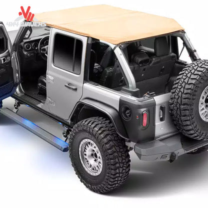 Tablas laterales eléctricas Go Rhino E1 instaladas en un Jeep Wrangler JL de 4 puertas 2018-2025, mostrando estribos laterales elegantes con iluminación integrada