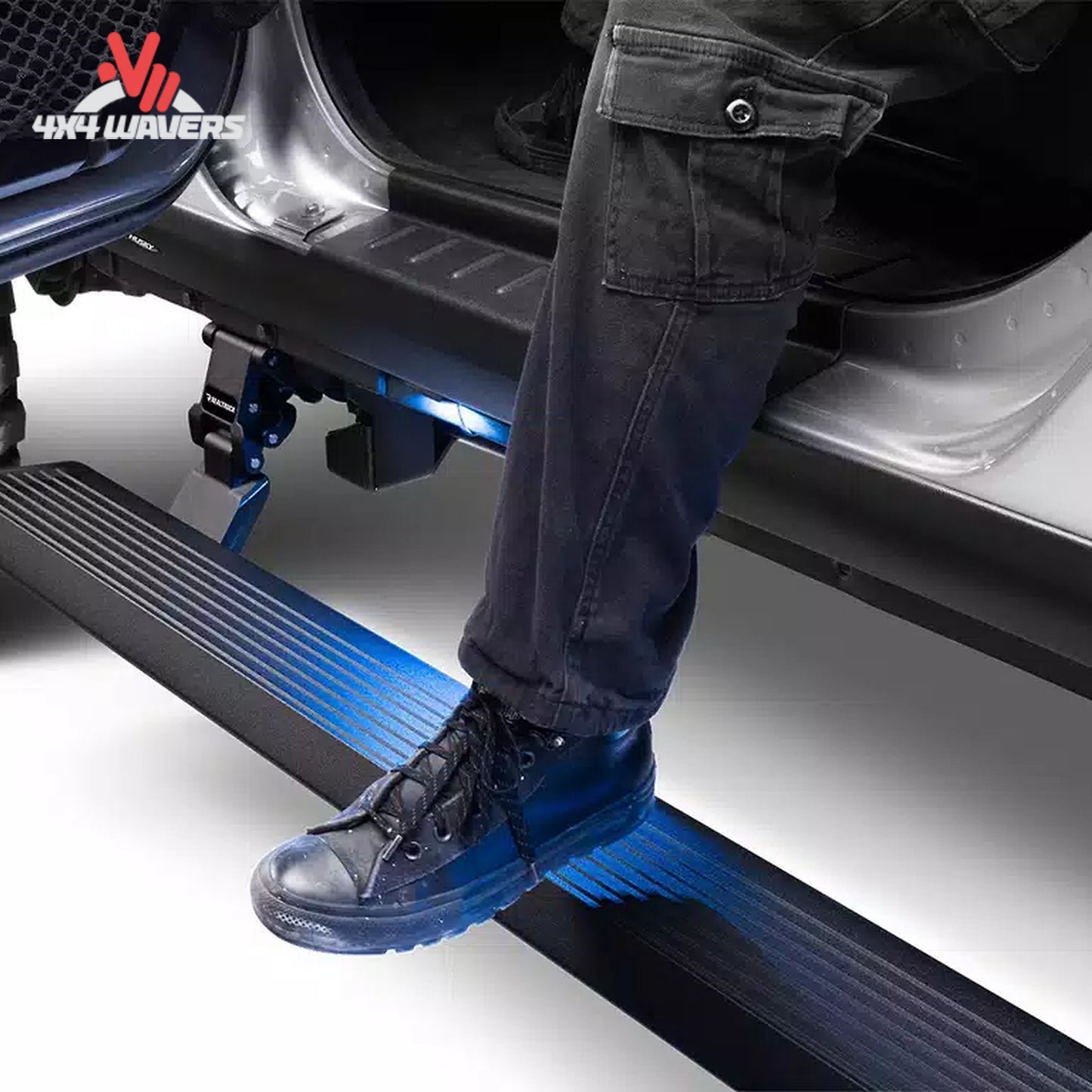 Estribos eléctricos Go Rhino E1 con iluminación LED en un Jeep Wrangler JL de 4 puertas 2018–2025, mostrando el escalón y las funciones de iluminación.
