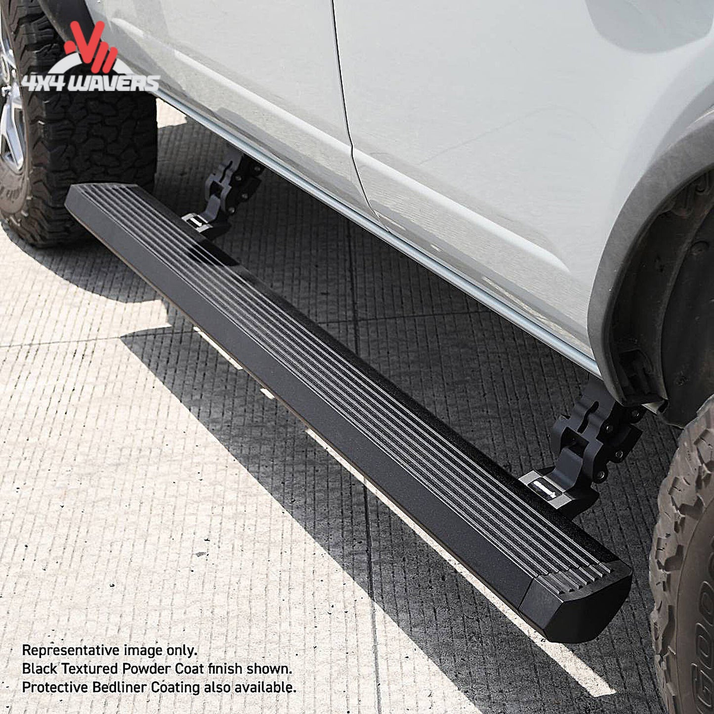 Go Rhino E1 estribos eléctricos retraídos en un Jeep Wrangler JL 2 puertas 2018-2024, mostrando diseño de escalón automático en acabado negro.