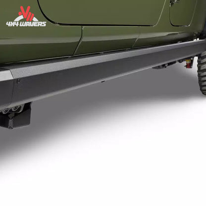 alt
Estribos retráctiles de perfil bajo ocultos bajo la carrocería del Jeep Gladiator