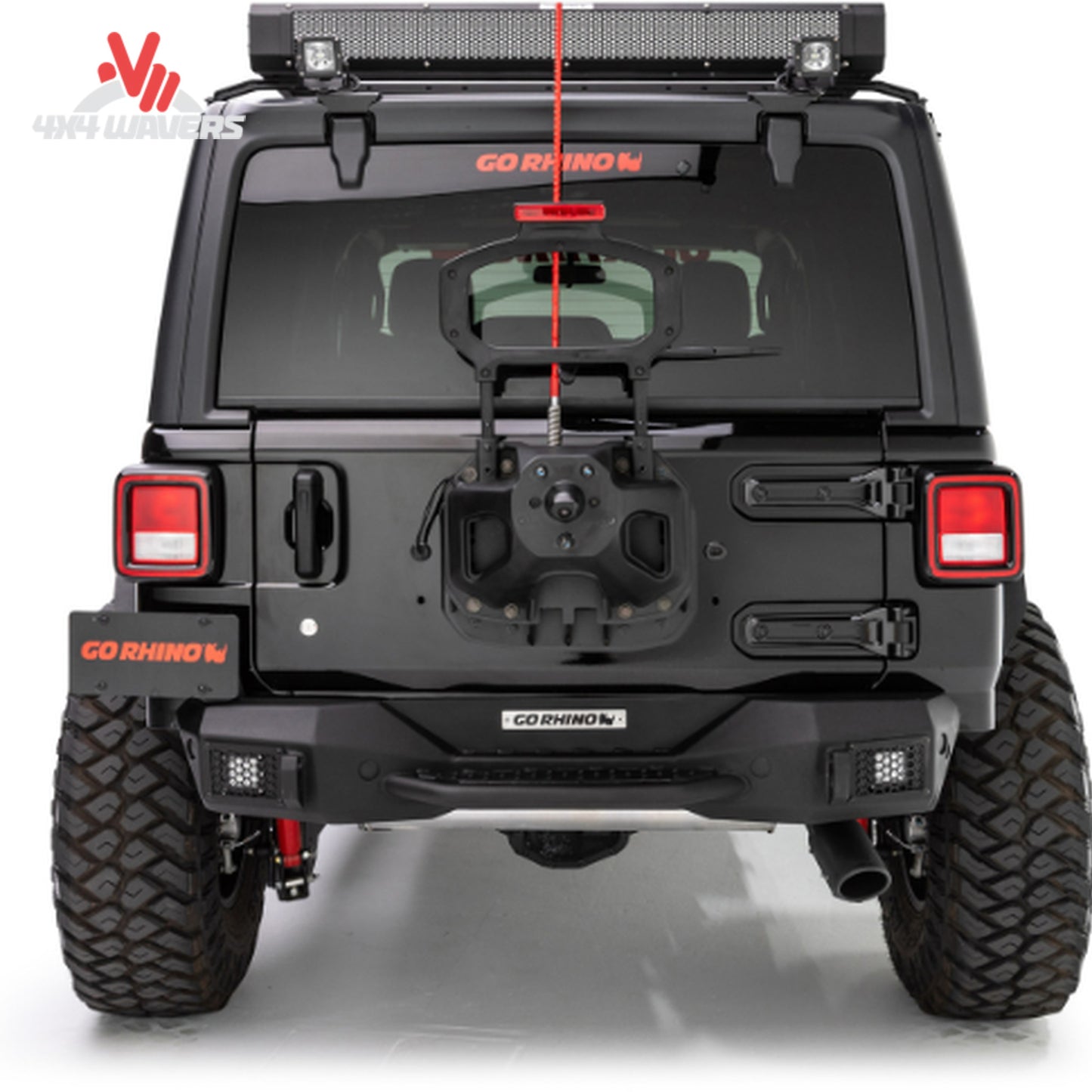 Parachoques trasero stubby Rockline de Go Rhino instalado en Jeep Wrangler JL
