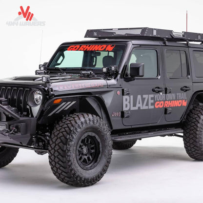 Parachoques Go Rhino Rockline Stubby Winch instalado en un Jeep Wrangler JL, mostrando su robusta construcción de acero y compatibilidad con cabrestante.