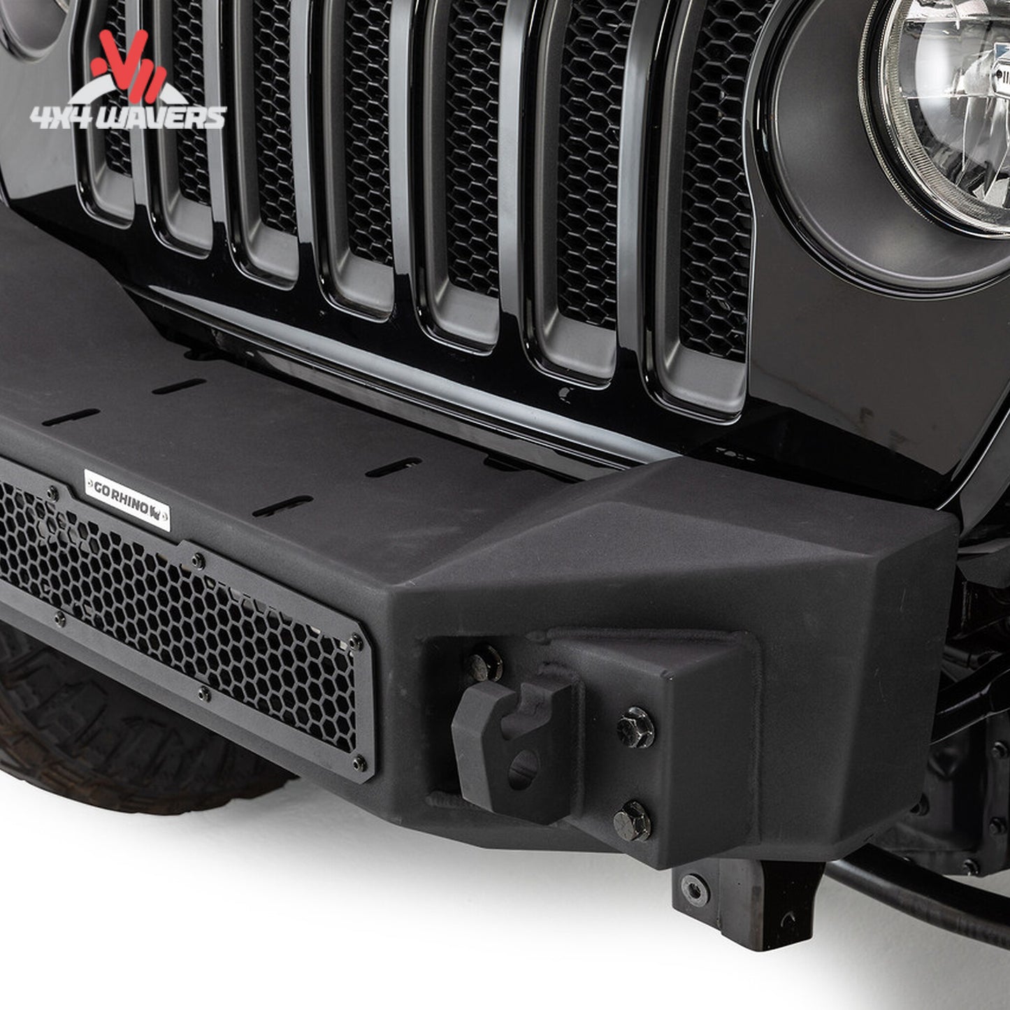 Parachoques de winche Go Rhino Rockline Stubby instalado en un Jeep Wrangler JK, JL y Gladiator JT, mostrando su diseño robusto y compatibilidad con winche.