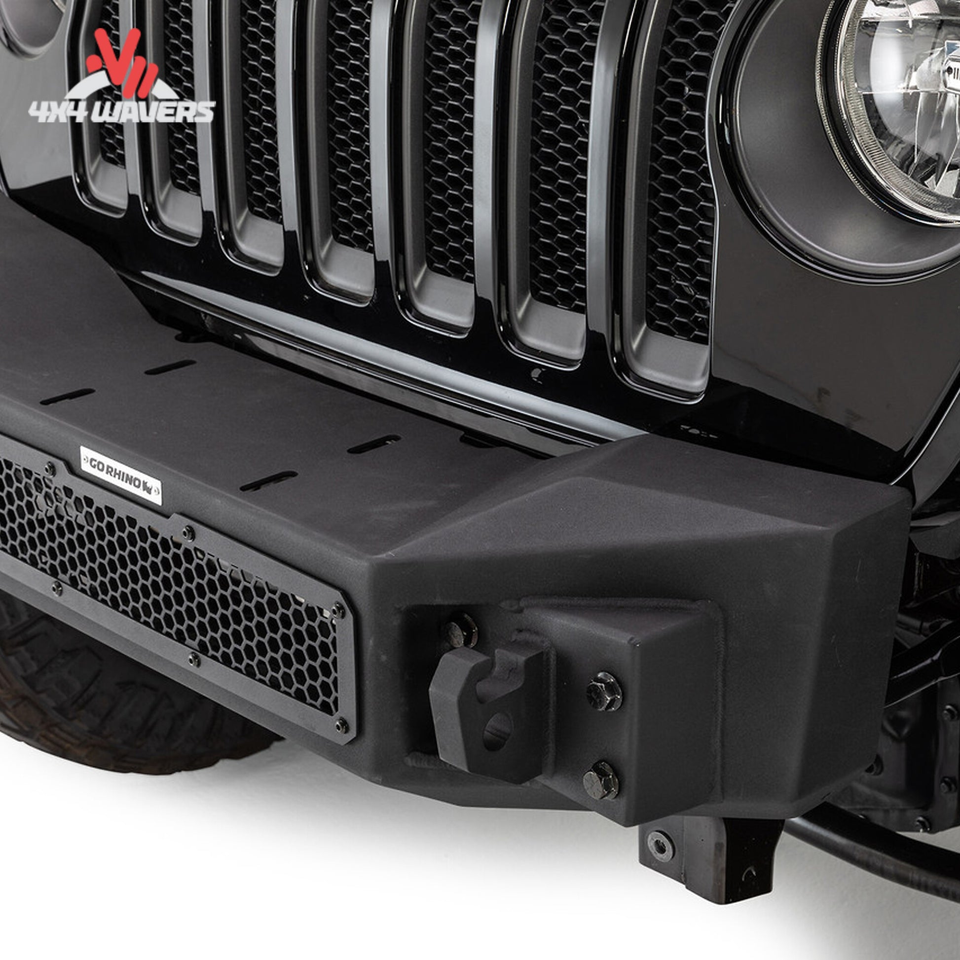 Parachoques de winche Go Rhino Rockline Stubby instalado en un Jeep Wrangler JK, JL y Gladiator JT, mostrando su diseño robusto y compatibilidad con winche.