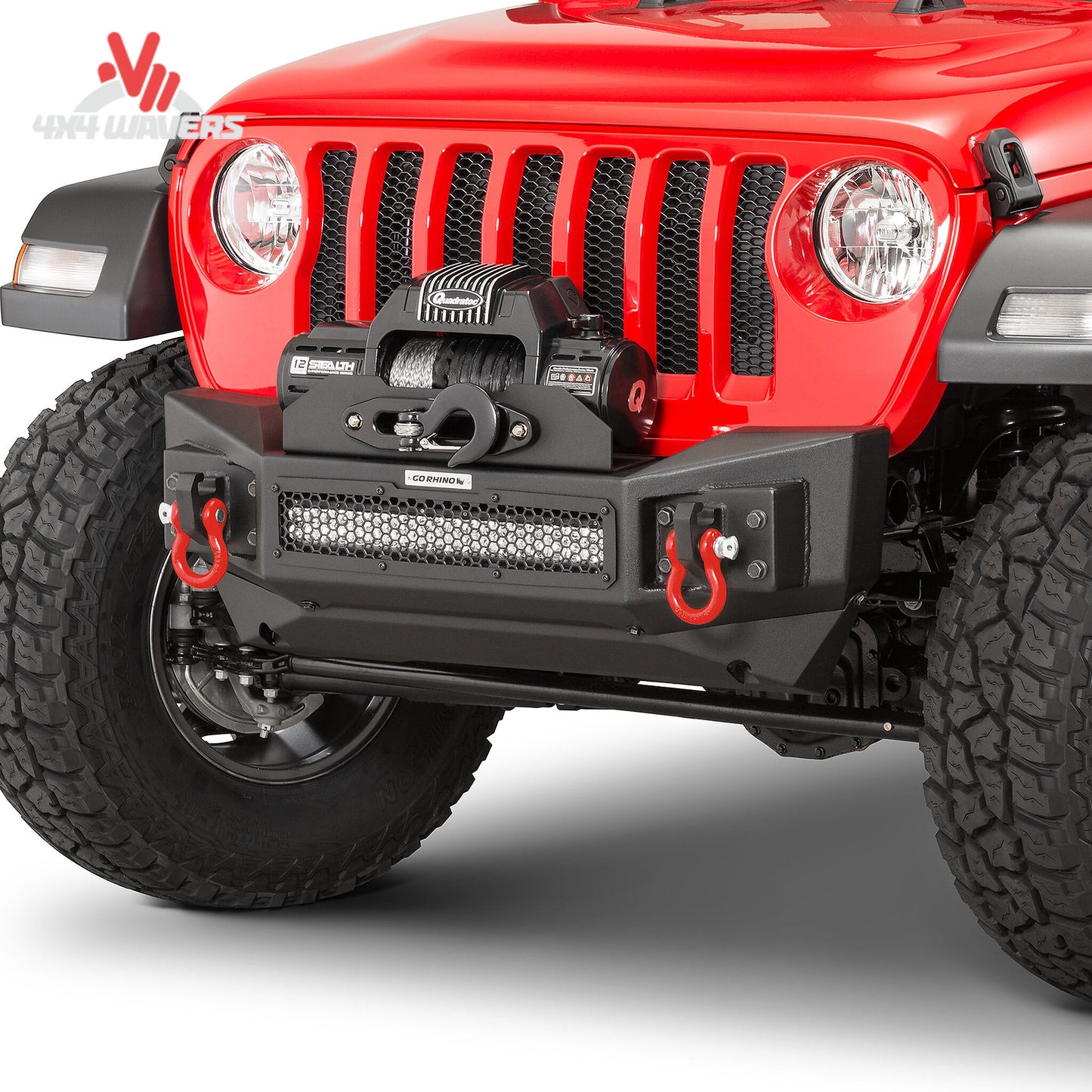 Parachoques Go Rhino Rockline Stubby Winch instalado en un Jeep Wrangler JK y JL, mostrando un diseño robusto para todoterreno con soporte para cabrestante.