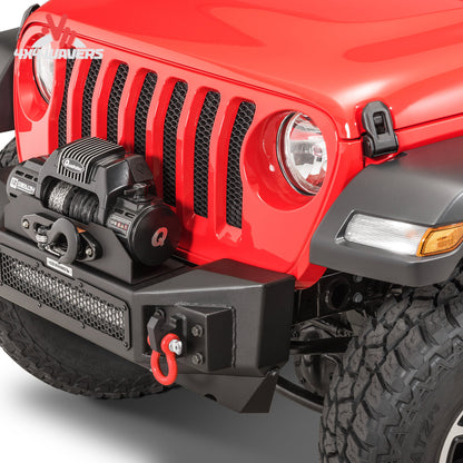 Defensa de cabrestante Go Rhino Rockline Stubby instalada en Jeep Wrangler JK, JL o Gladiator JT, con resistente construcción de acero y compatibilidad con cabrestante.