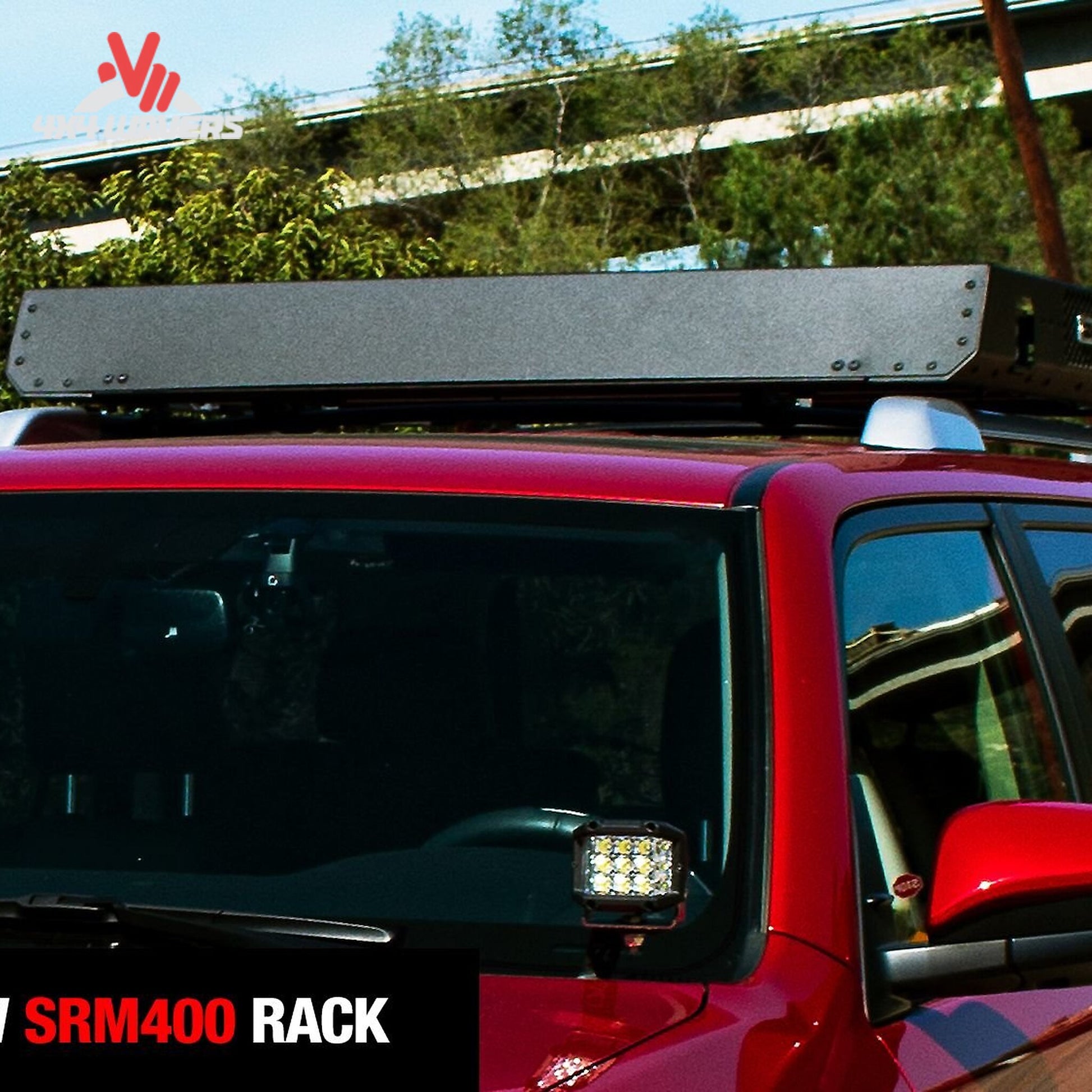 Portaequipajes modular Go Rhino SRM448 instalado en Jeep Wrangler JK y JL, con configuración overland que muestra diseño robusto y puntos de montaje.