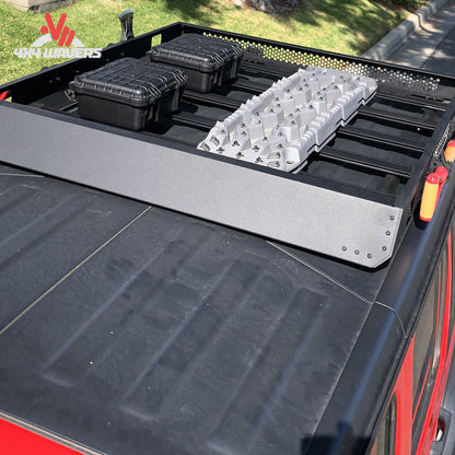 Portaequipajes modular Go Rhino SRM448 instalado en Jeep Wrangler JK y JL, mostrando una configuración overland con equipo montado.