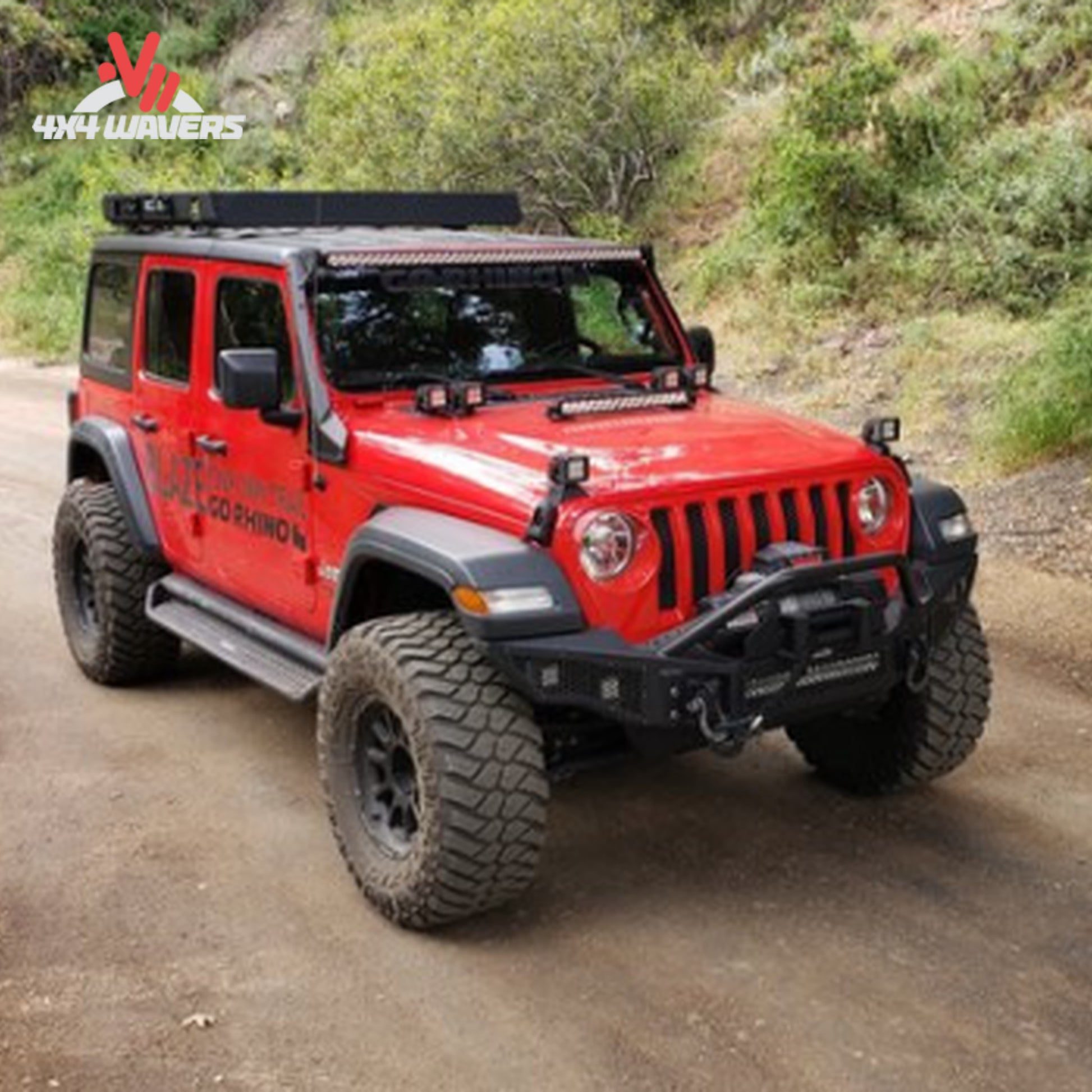 Portaequipajes modular Go Rhino SRM448 instalado en un Jeep Wrangler JL, mostrando su resistente construcción metálica y puntos de montaje.