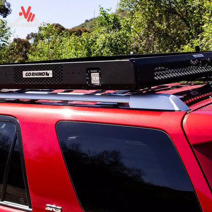 Universal cesta portaequipajes para techo instalada en un SUV de overland con equipo para exteriores y todoterreno
