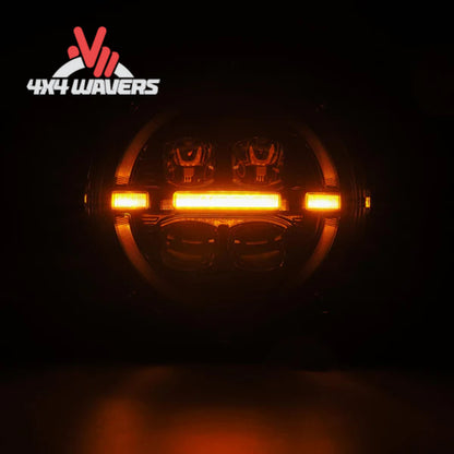 Faros proyectores LED AlphaRex NOVA con carcasa negra y luces direccionales secuenciales en un Jeep Wrangler JL 2018-2026.