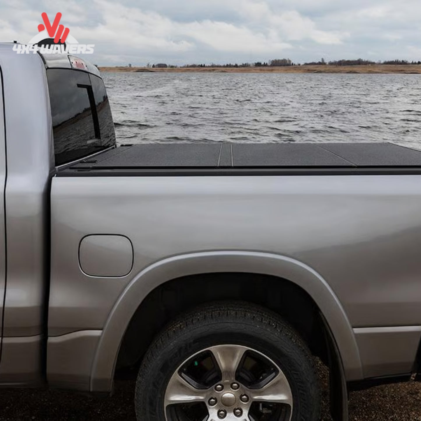 Cubierta plegable de paneles de aluminio Lomax Stance en una Jeep Gladiator JT 2020-2026 con sistema Trail Rail, mostrando su construcción robusta.