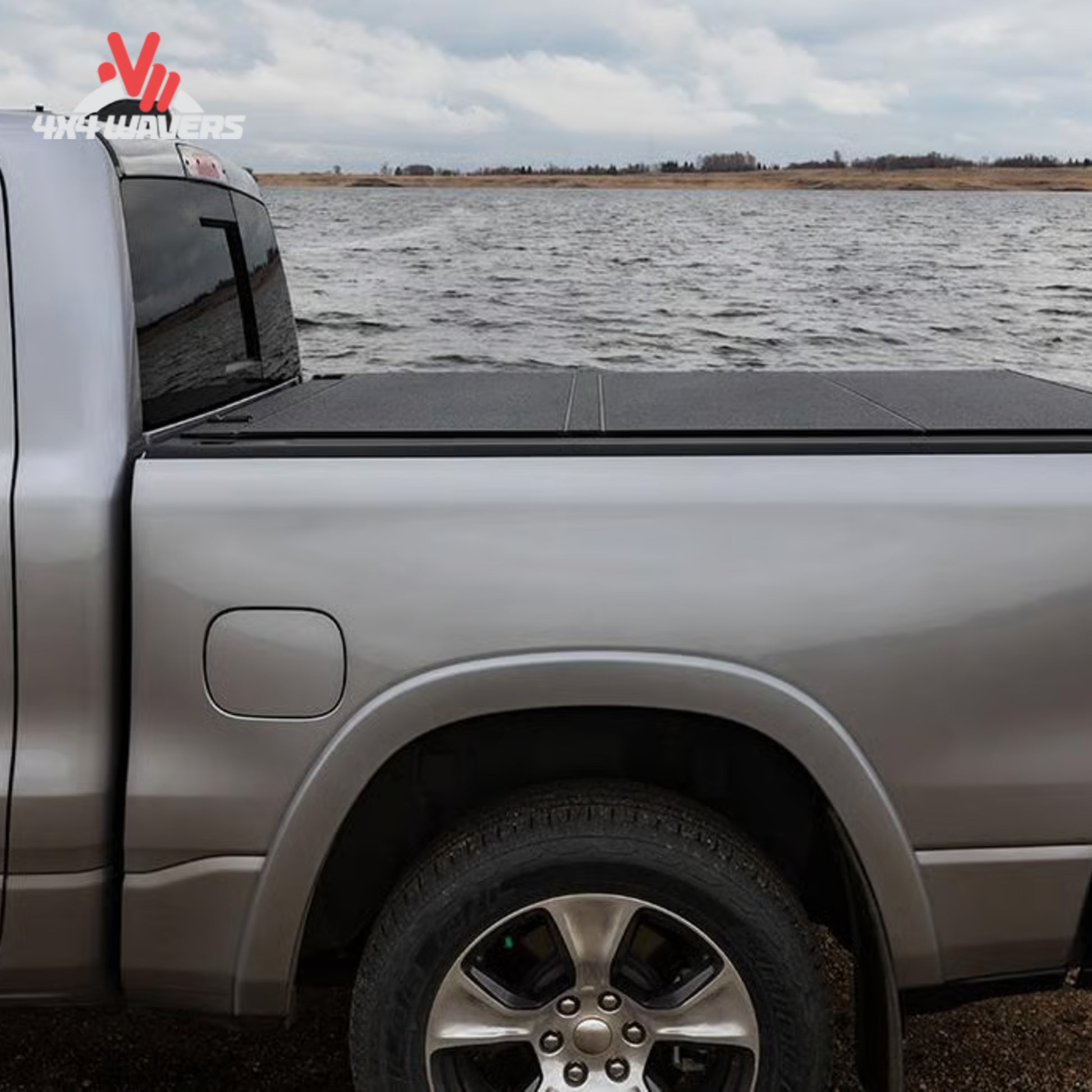 Cubierta plegable de paneles de aluminio Lomax Stance en una Jeep Gladiator JT 2020-2026 con sistema Trail Rail, mostrando su construcción robusta.