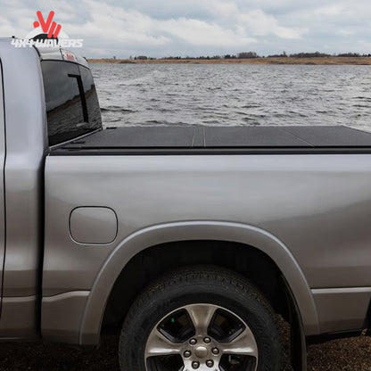 Cubierta plegable de paneles de aluminio Lomax Stance en una Jeep Gladiator JT 2020-2026 con sistema Trail Rail, mostrando su construcción robusta.