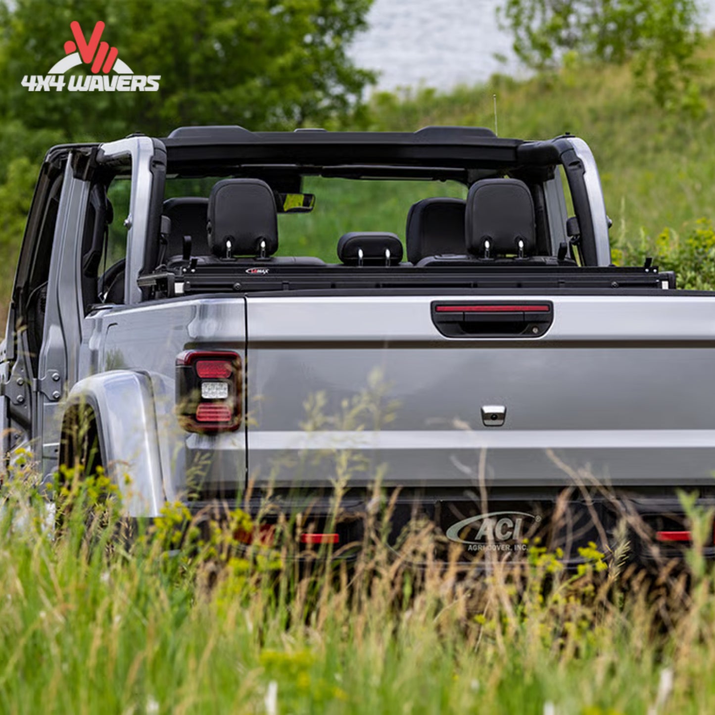 ACI LOMAX Cubierta rígida plegable para caja en Jeep Gladiator JT 2020-2026 con Trail Rail, mostrada cerrada para cubrir la caja con seguridad.