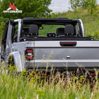 ACI LOMAX Cubierta rígida plegable para caja en Jeep Gladiator JT 2020-2026 con Trail Rail, mostrada cerrada para cubrir la caja con seguridad.