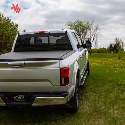Vista lateral de la cubierta rígida plegable tonneau ACI LOMAX Stance en una Jeep Gladiator JT 2020-2026 con sistema Trail Rail.
