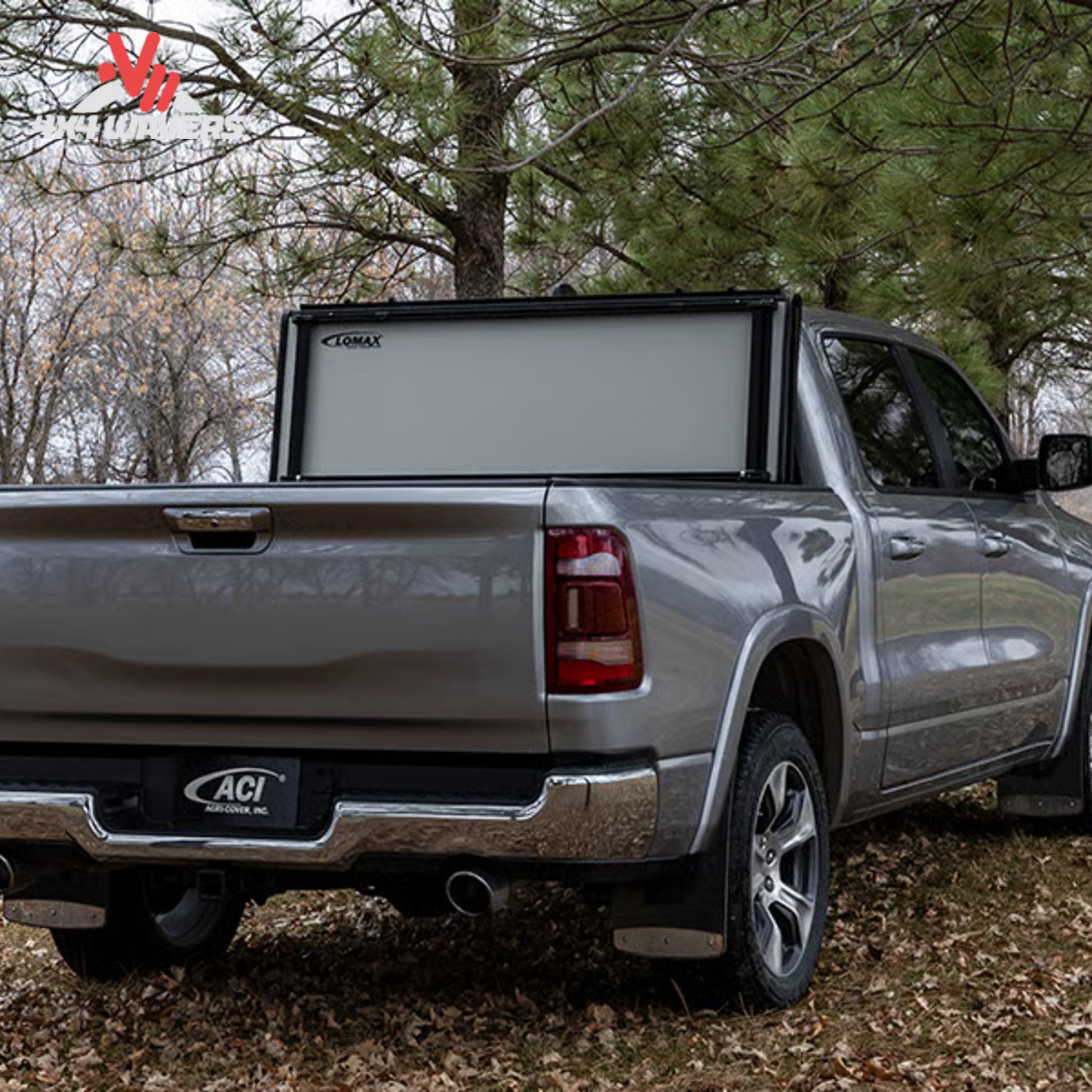 Vista lateral de la cubierta rígida plegable tipo tonneau ACI LOMAX Stance en una Jeep Gladiator JT 2020-2026 con sistema Trail Rail.