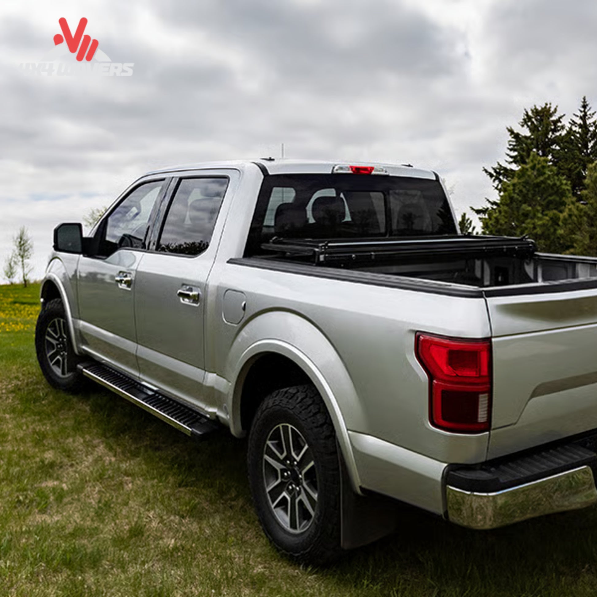 Vista lateral de la cubierta rígida abatible ACI LOMAX Stance en una Jeep Gladiator JT 2020-2026 con sistema de rieles Trail.