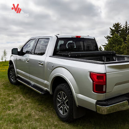 Vista lateral de la cubierta rígida abatible ACI LOMAX Stance en una Jeep Gladiator JT 2020-2026 con sistema de rieles Trail.