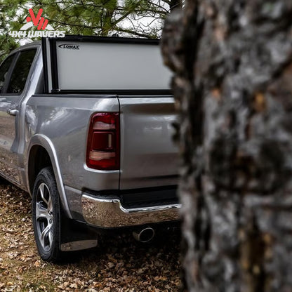 Vista lateral de la cubierta rígida plegable ACI Lomax Stance para caja en una Jeep Gladiator JT 2020-2026 con sistema Trail Rail.