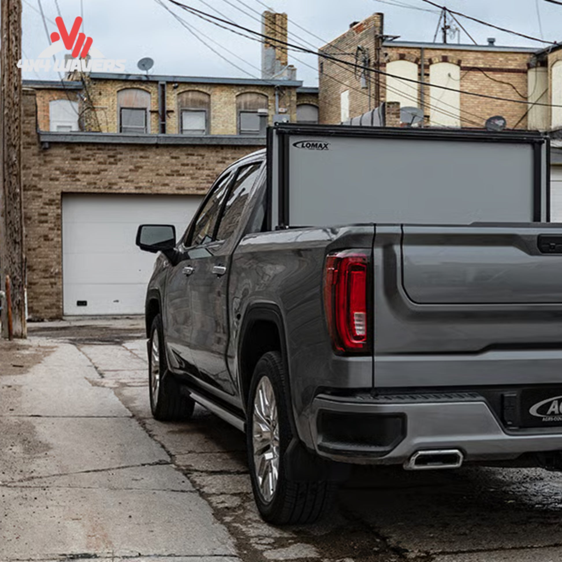 Cobertor tonneau rígido plegable ACI LOMAX Stance en posición vertical abierta sobre una Jeep Gladiator JT 2020-2026 con sistema Trail Rail