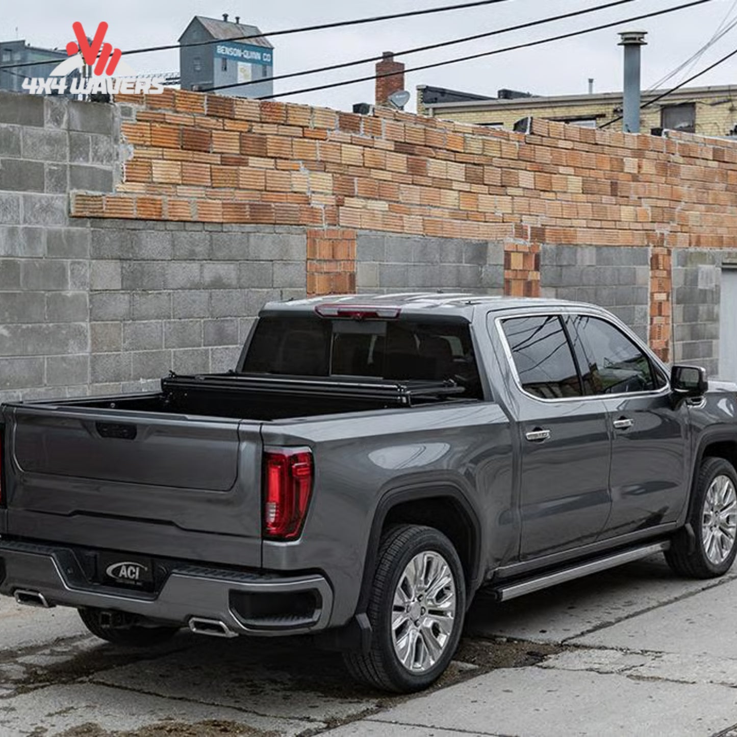 Cubierta rígida plegable Lomax Stance en posición abierta en una Jeep Gladiator JT 2020-2026 con sistema Trail Rail, acabado negro.