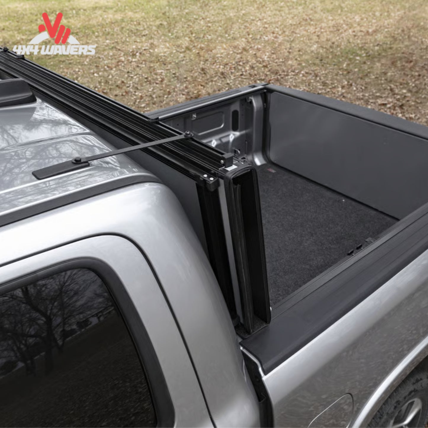 ACİ Cubierta rígida plegable Lomax en negro, abierta verticalmente en una Jeep Gladiator 2020-2026 con caja de 5ft y sistema Trail Rail