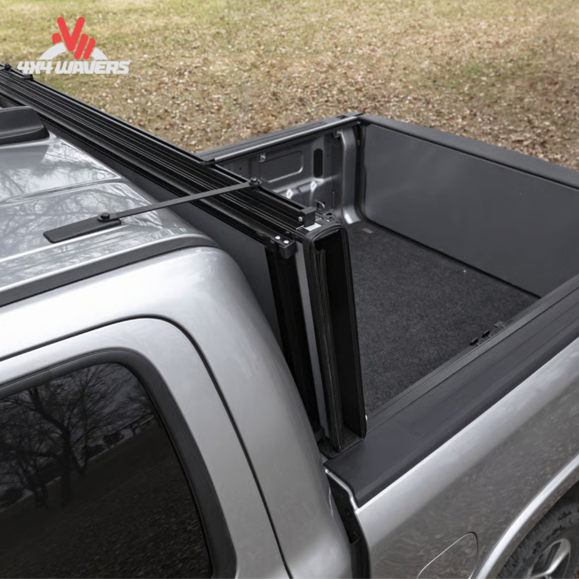 ACİ Cubierta rígida plegable Lomax en negro, abierta verticalmente en una Jeep Gladiator 2020-2026 con caja de 5ft y sistema Trail Rail