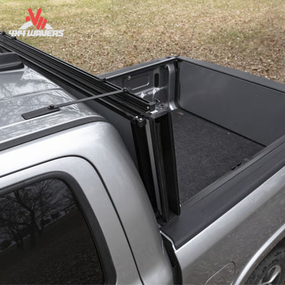 ACİ Cubierta rígida plegable Lomax en negro, abierta verticalmente en una Jeep Gladiator 2020-2026 con caja de 5ft y sistema Trail Rail