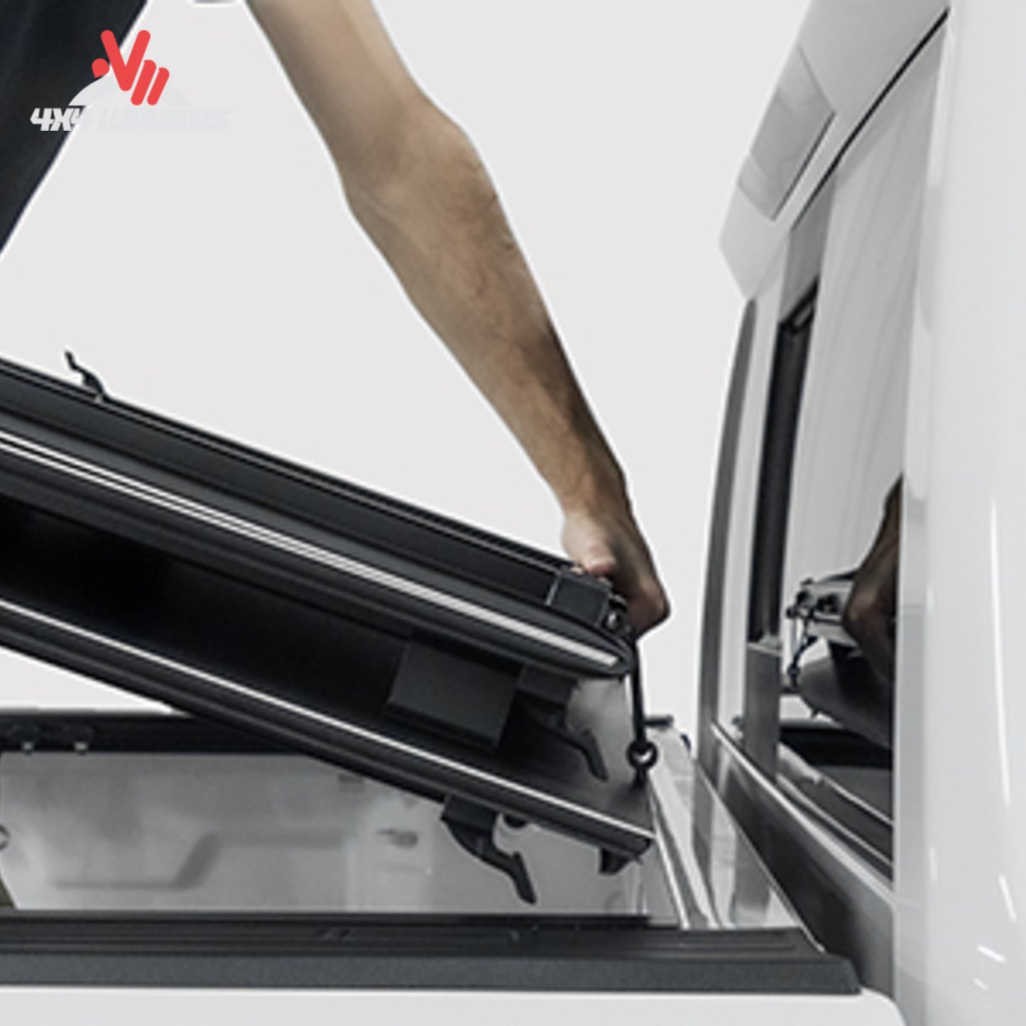 Cubierta rígida plegable LOMAX para Jeep Gladiator JT con caja de 5 pies, mostrando paneles plegables seguros y acceso a la caja.