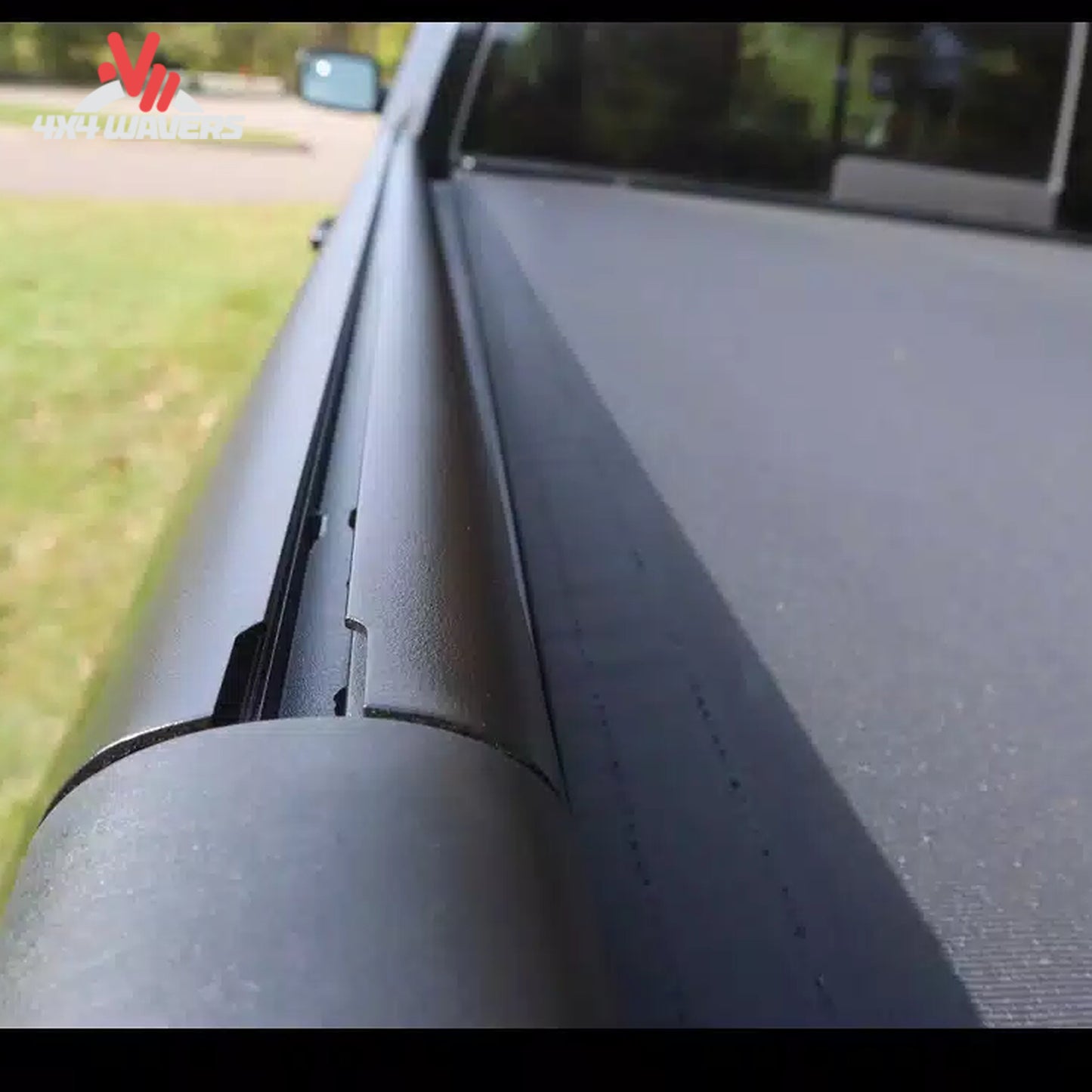 Detail view of continuous T-slot channel and black locker end stanchion 119864