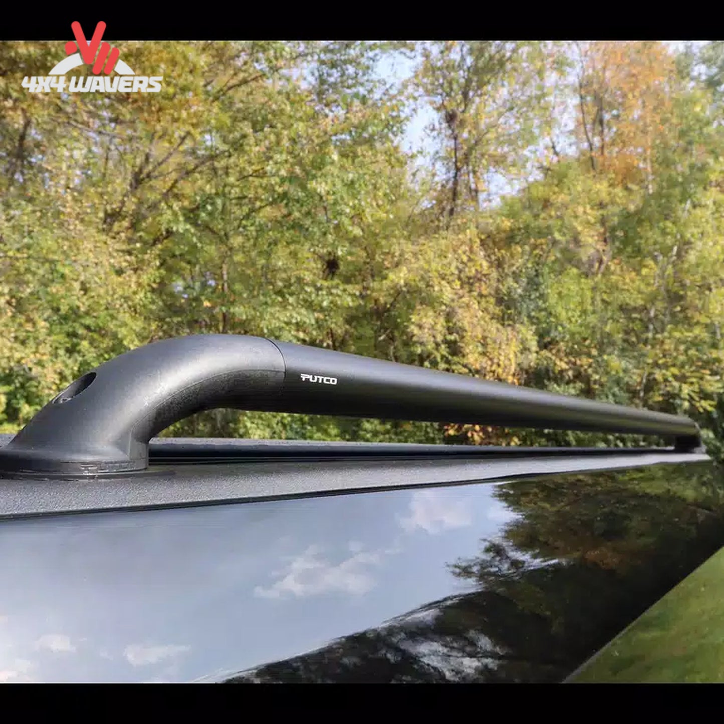Detail view of continuous T-slot channel and black locker end stanchion 119864
