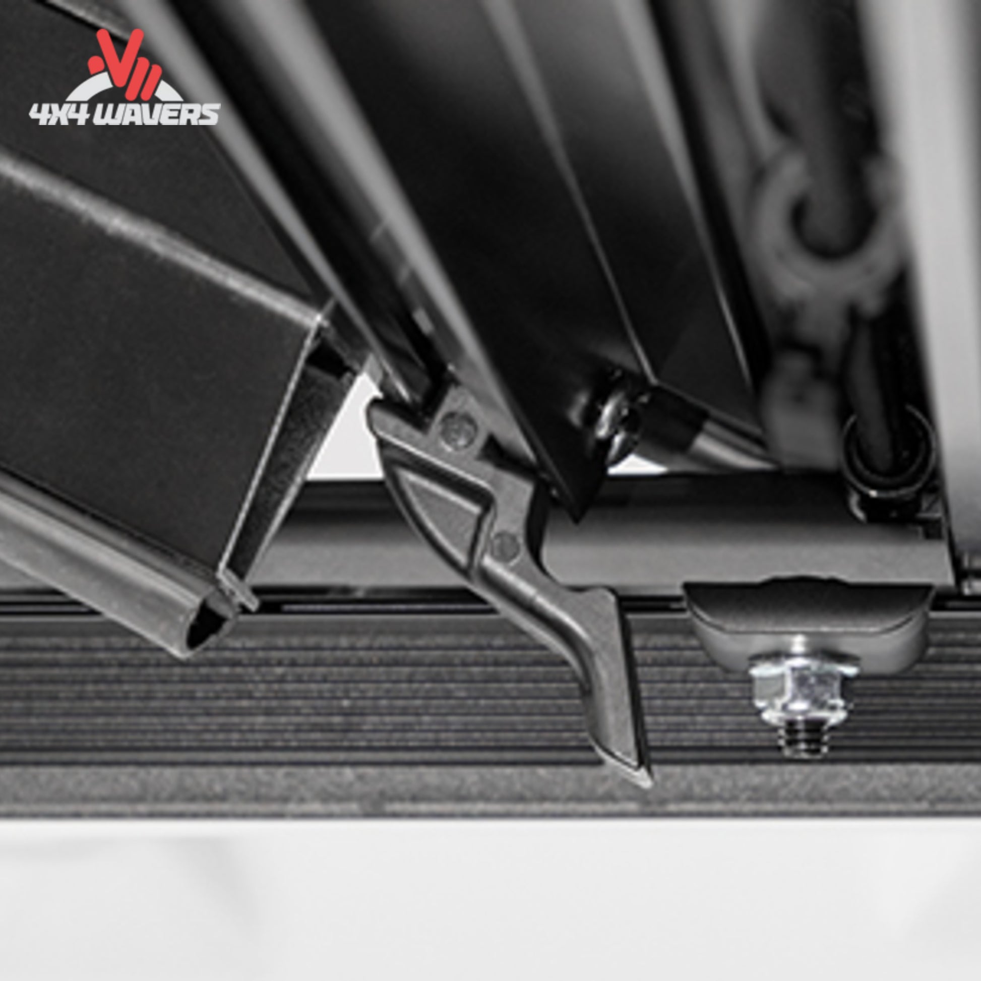 ACI LOMAX Cubierta rígida plegable para caja con sistema de cierre de 10 puntos para Jeep Gladiator JT 2020-2026, caja de 5 pies, mostrando el mecanismo de cierre