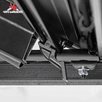 ACI LOMAX Cubierta rígida plegable para caja con sistema de cierre de 10 puntos para Jeep Gladiator JT 2020-2026, caja de 5 pies, mostrando el mecanismo de cierre