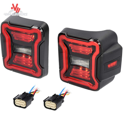Primer plano de luz trasera LED de policarbonato ahumado para Jeep Wrangler JL, mejora de Metra, con diseño elegante y elementos de iluminación.