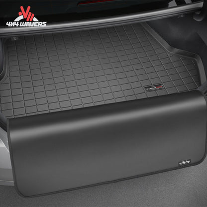 alt
Protector de parachoques plegable WeatherTech que protege las superficies pintadas del Jeep durante la carga de equipaje