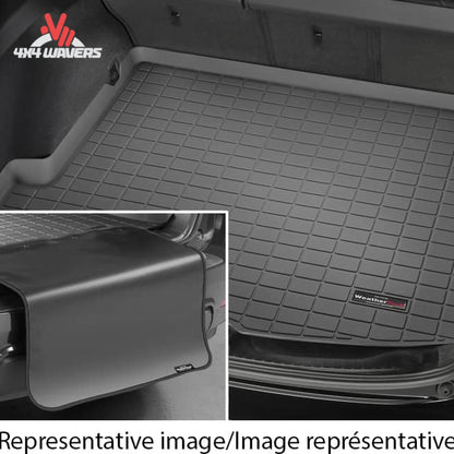 Forro de carga WeatherTech a medida que protege el compartimento trasero de carga de un Jeep Wrangler JK con el asiento trasero retirado